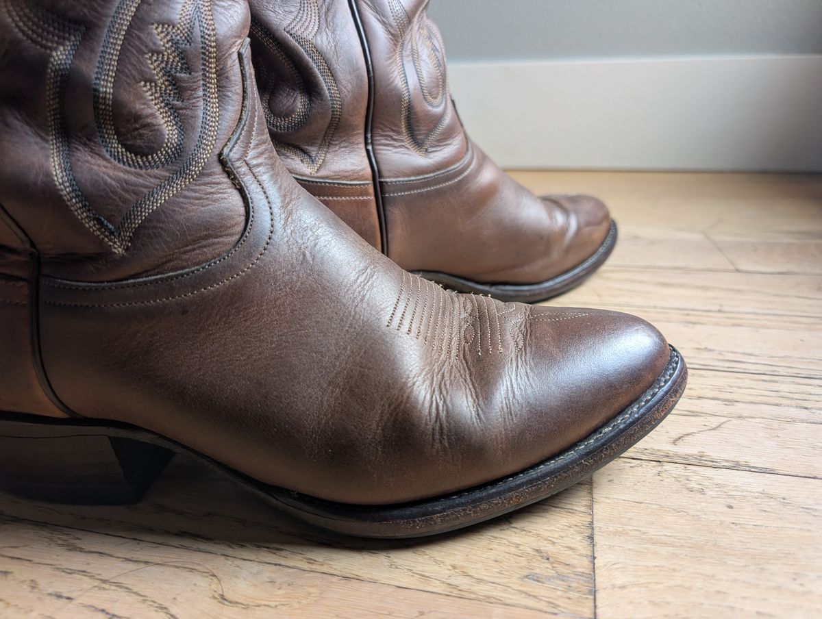 Photo by alkemest on August 20, 2025 of the Tony Lama Vintage 80s Tony Lamas in Unknown Leather.