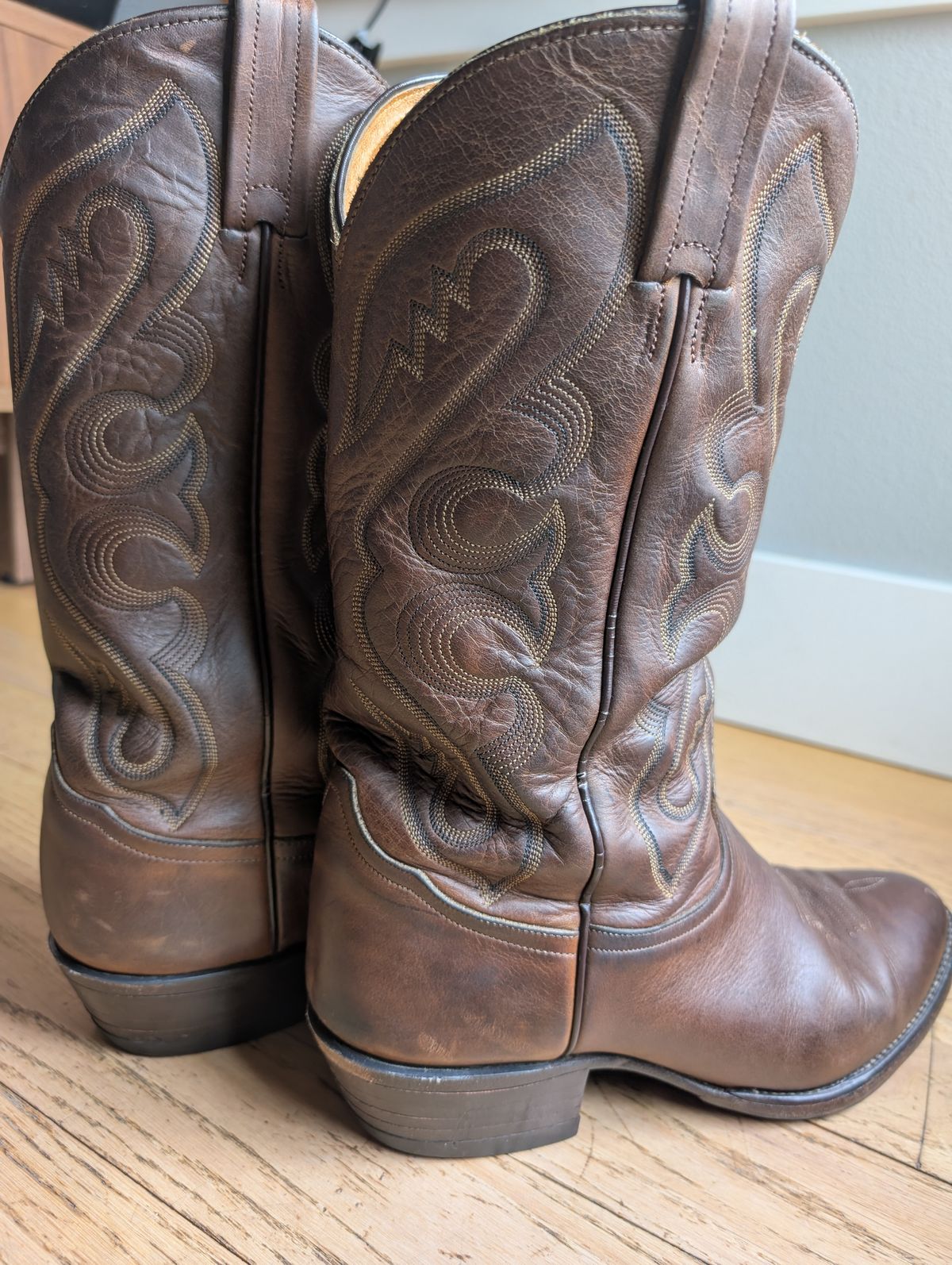Photo by alkemest on August 20, 2025 of the Tony Lama Vintage 80s Tony Lamas in Unknown Leather.