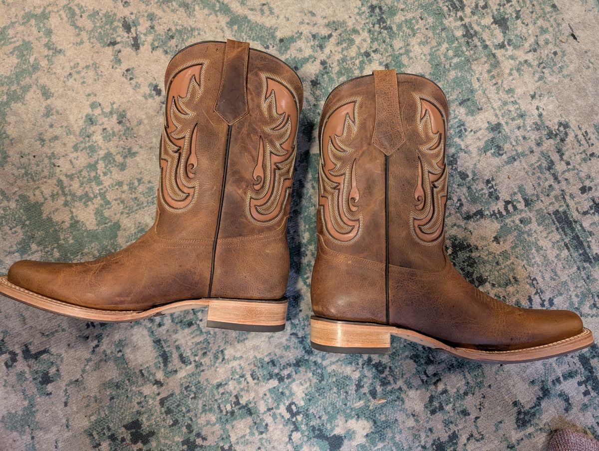 Photo by alkemest on April 29, 2025 of the Silverton Boots Ranch Boot in Honey.