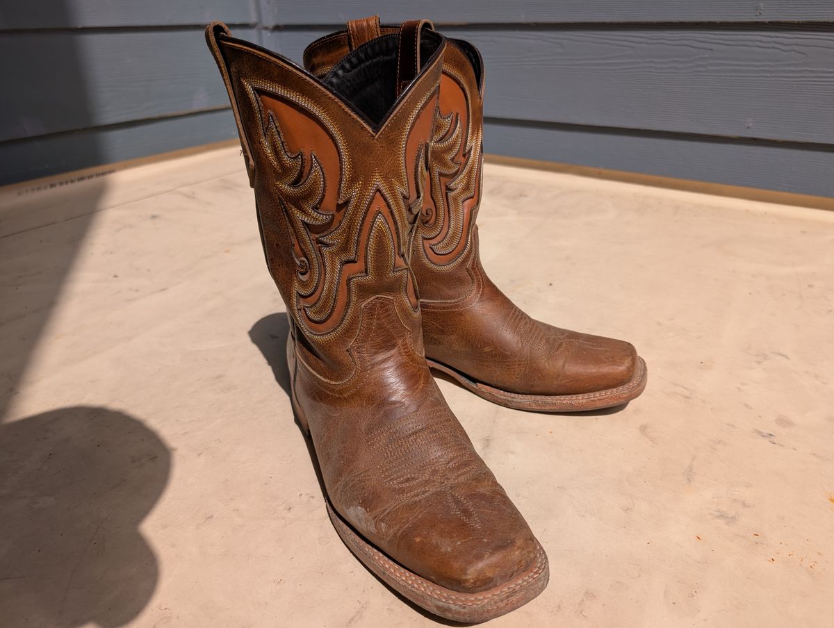 Photo by alkemest on July 27, 2025 of the Silverton Boots Ranch Boot in Honey.