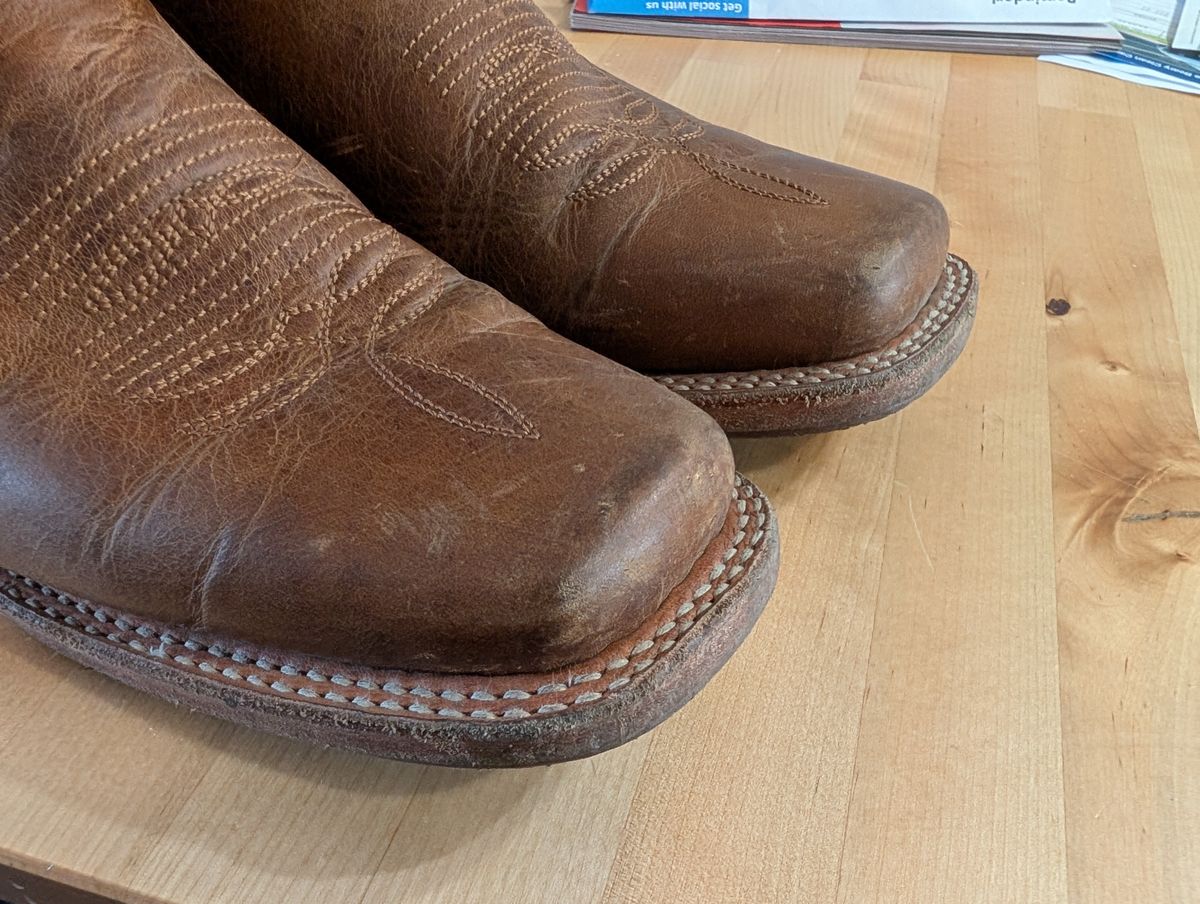 Photo by alkemest on July 27, 2025 of the Silverton Boots Ranch Boot in Honey.