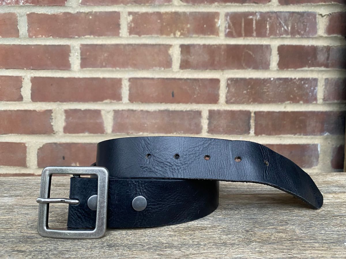 Photo by jacobjanes on November 1, 2025 of the The Belt Shoppe 1.5” Full Grain Buffalo Leather in Black Buffalo.