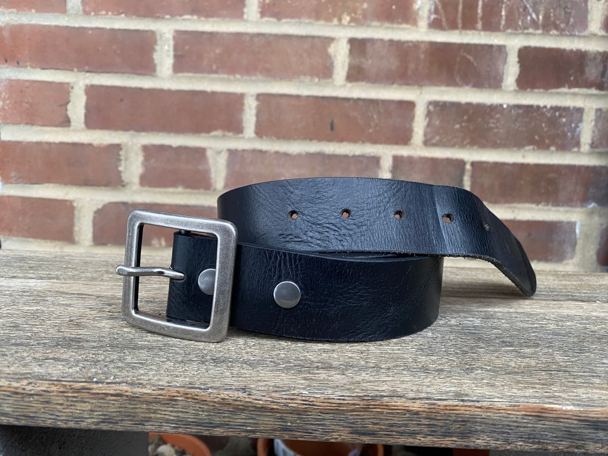 Photo by jacobjanes on December 2, 2025 of the The Belt Shoppe 1.5” Full Grain Buffalo Leather in Black Buffalo.