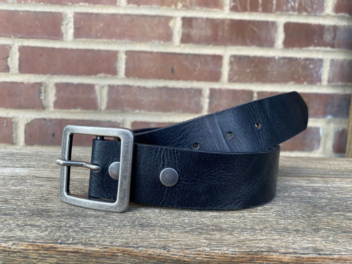 Photo by jacobjanes on January 5, 2026 of the The Belt Shoppe 1.5” Full Grain Buffalo Leather in Black Buffalo.
