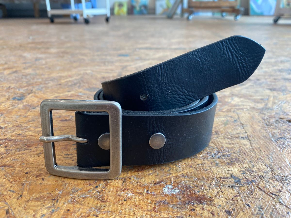 Photo by jacobjanes on February 5, 2026 of the The Belt Shoppe 1.5” Full Grain Buffalo Leather in Black Buffalo.