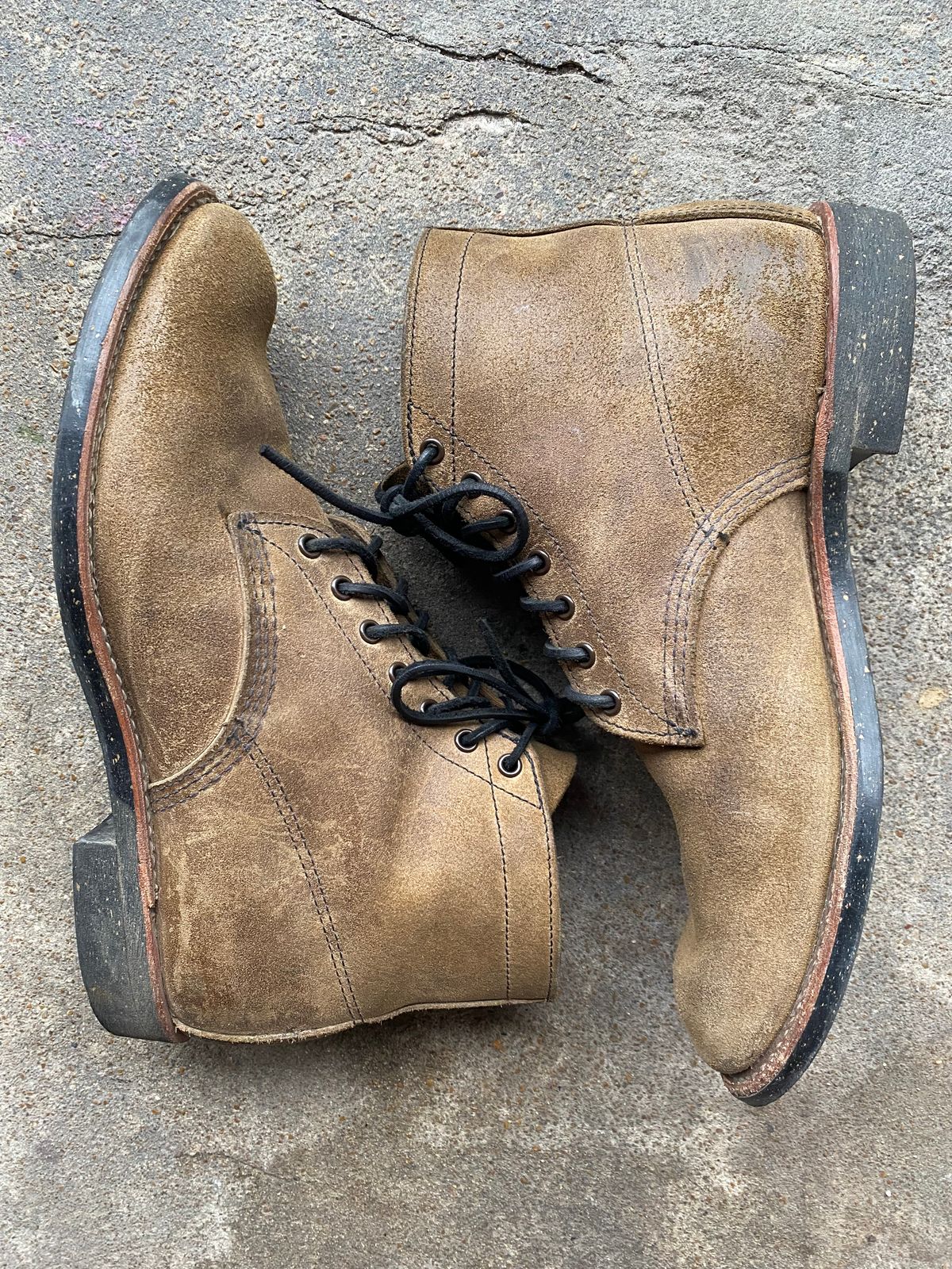 Photo by jacobjanes on November 1, 2025 of the Red Wing Merchant 8062 in S.B. Foot Olive Mohave Roughout.