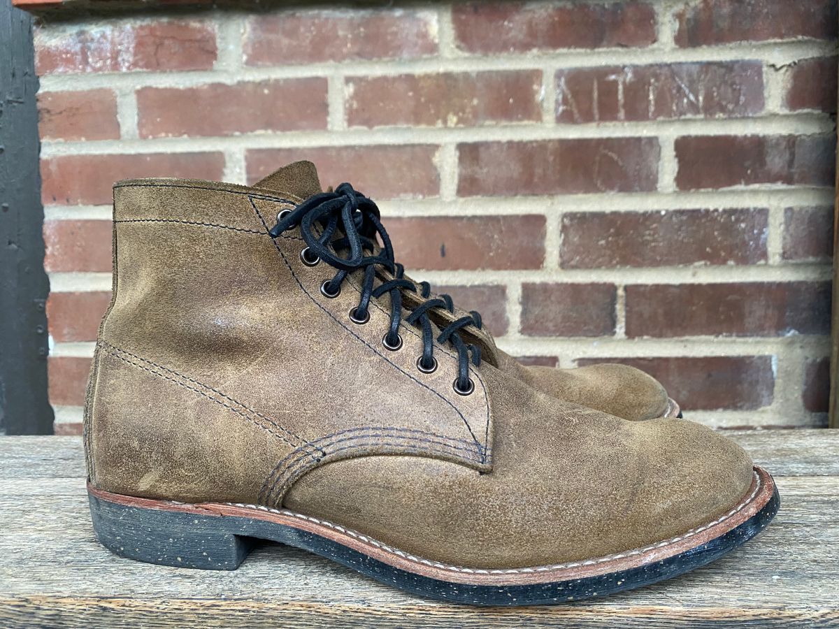 Photo by jacobjanes on November 1, 2025 of the Red Wing Merchant 8062 in S.B. Foot Olive Mohave Roughout.