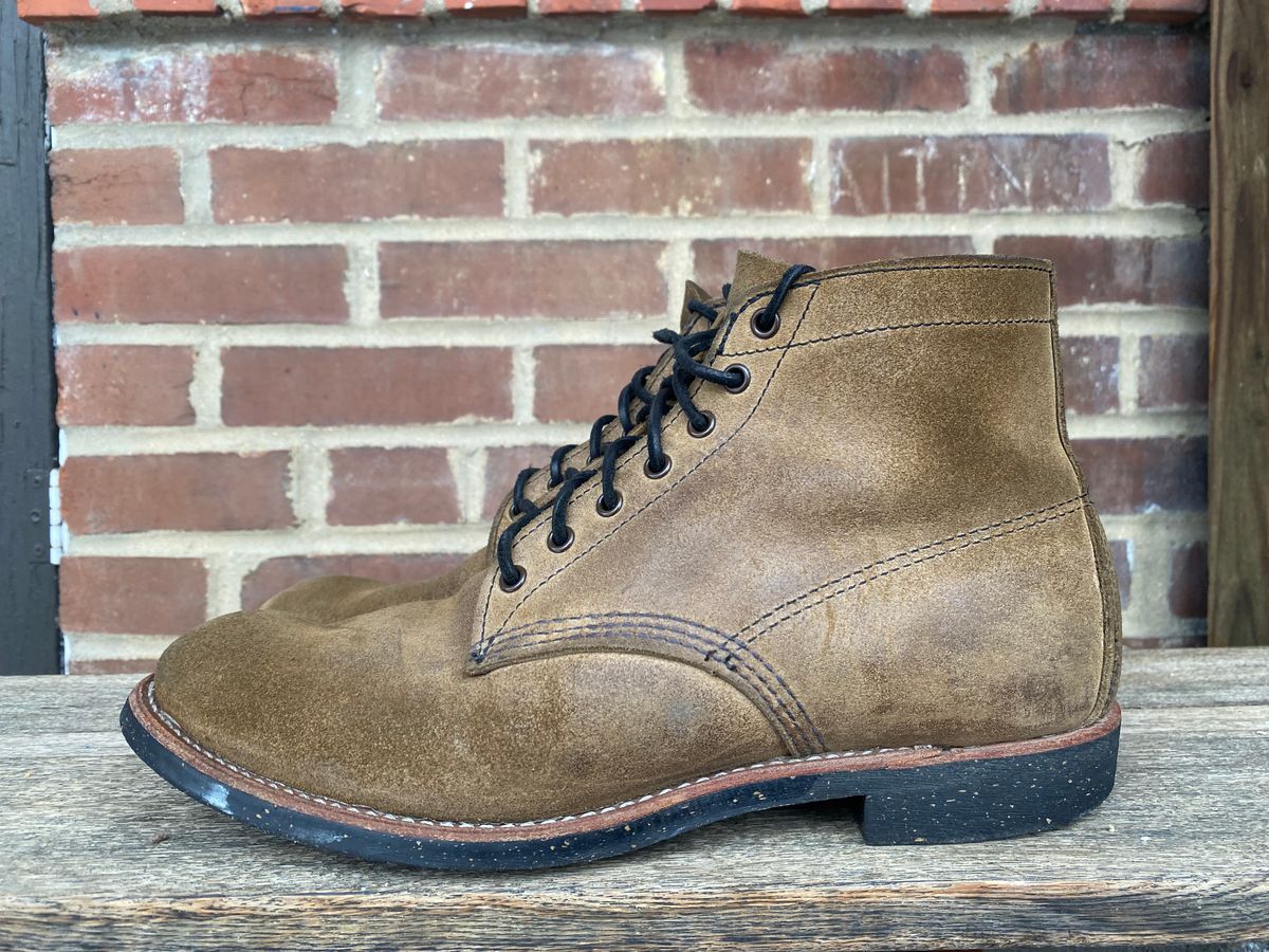 Photo by jacobjanes on December 2, 2025 of the Red Wing Merchant 8062 in S.B. Foot Olive Mohave Roughout.