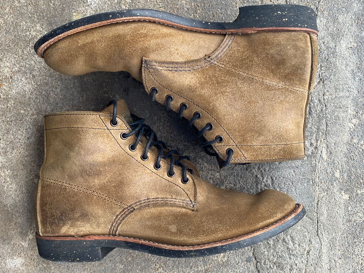 Photo by jacobjanes on December 2, 2025 of the Red Wing Merchant 8062 in S.B. Foot Olive Mohave Roughout.