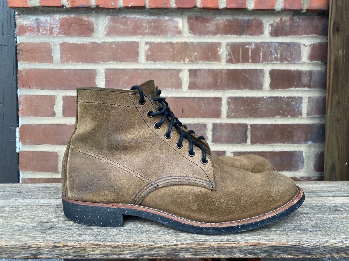 Photo by jacobjanes on December 2, 2025 of the Red Wing Merchant 8062 in S.B. Foot Olive Mohave Roughout.