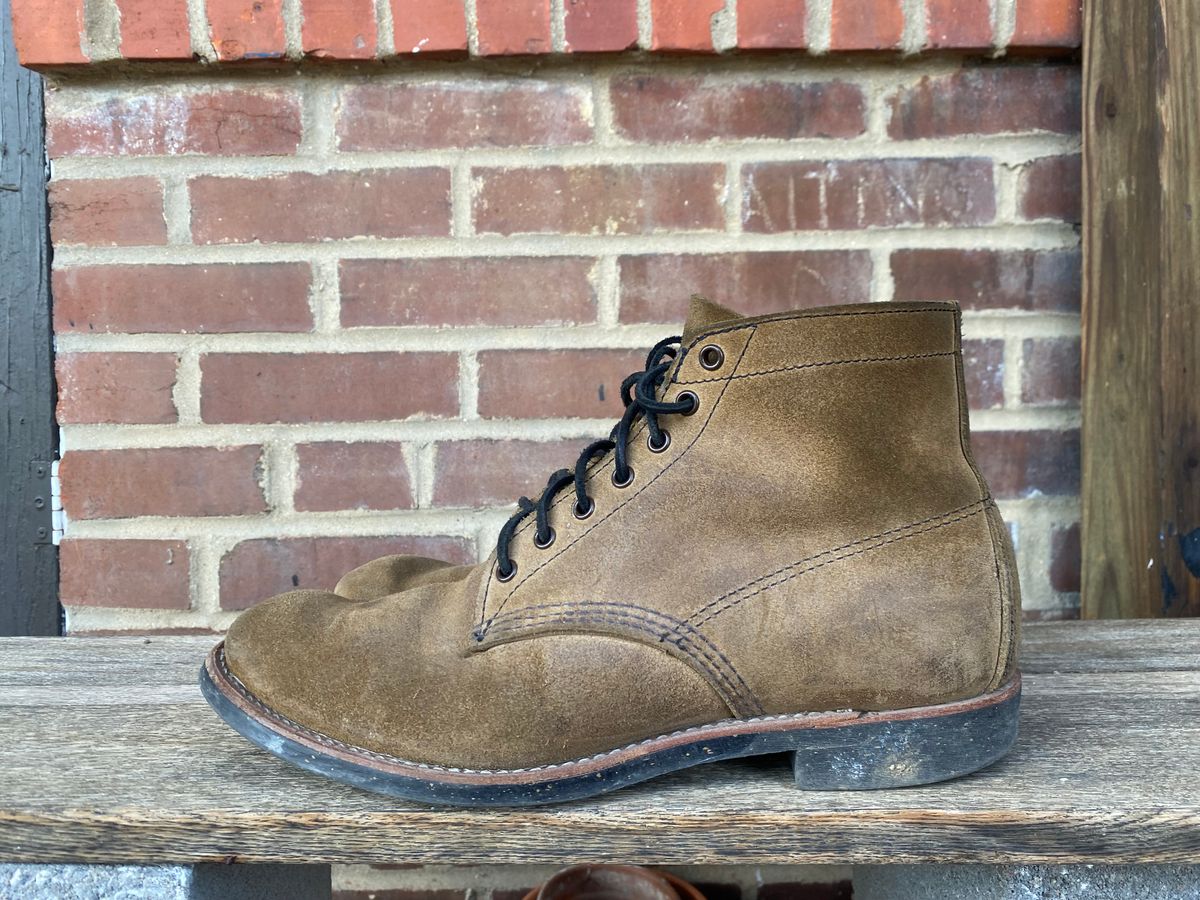 Photo by jacobjanes on January 5, 2026 of the Red Wing Merchant 8062 in S.B. Foot Olive Mohave Roughout.
