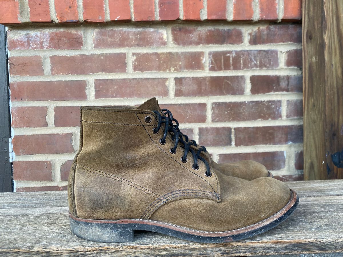 Photo by jacobjanes on January 5, 2026 of the Red Wing Merchant 8062 in S.B. Foot Olive Mohave Roughout.