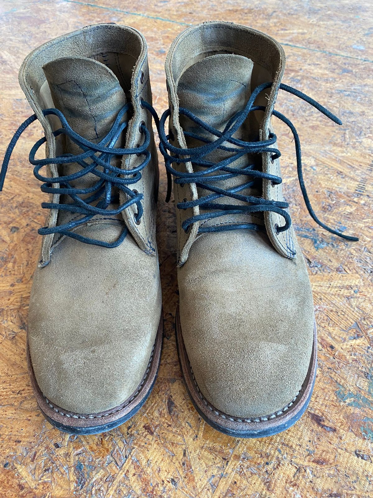 Photo by jacobjanes on February 5, 2026 of the Red Wing Merchant 8062 in S.B. Foot Olive Mohave Roughout.