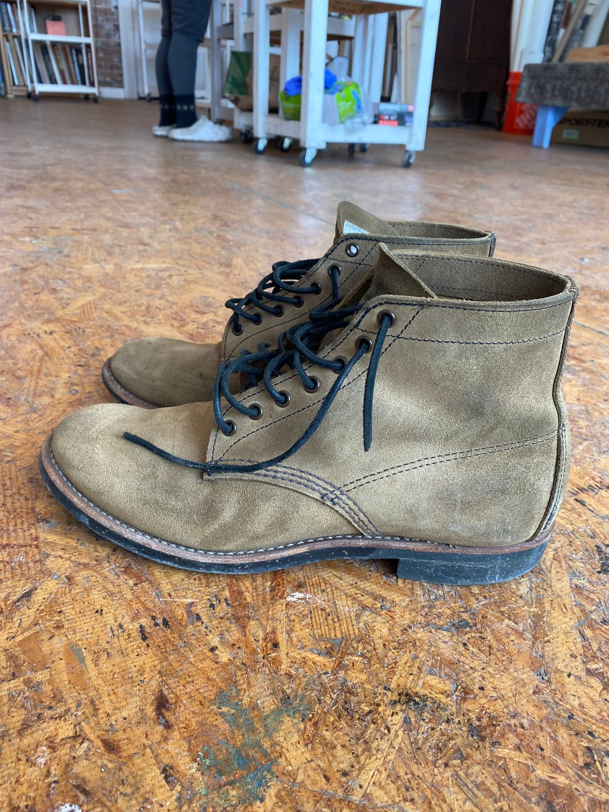 Photo by jacobjanes on February 5, 2026 of the Red Wing Merchant 8062 in S.B. Foot Olive Mohave Roughout.