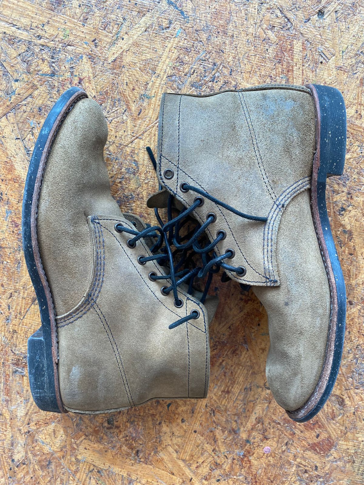 Photo by jacobjanes on February 5, 2026 of the Red Wing Merchant 8062 in S.B. Foot Olive Mohave Roughout.