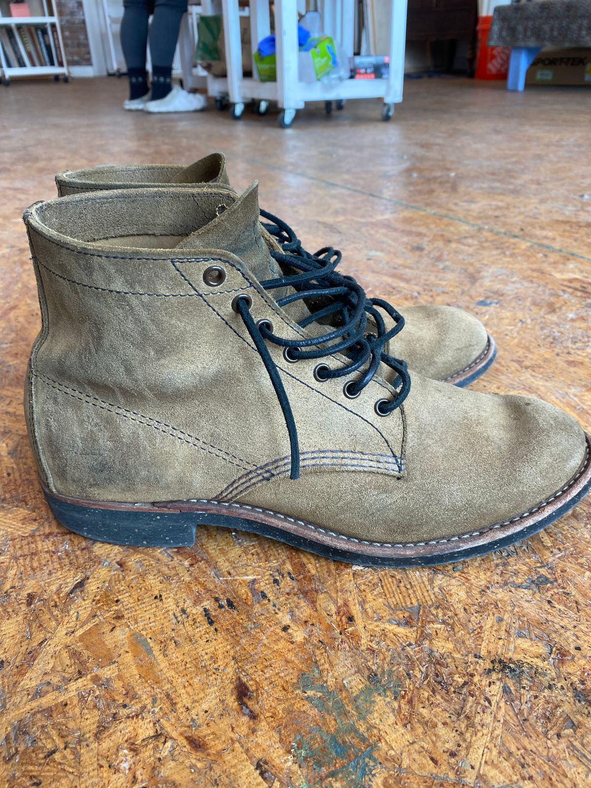 Photo by jacobjanes on February 5, 2026 of the Red Wing Merchant 8062 in S.B. Foot Olive Mohave Roughout.