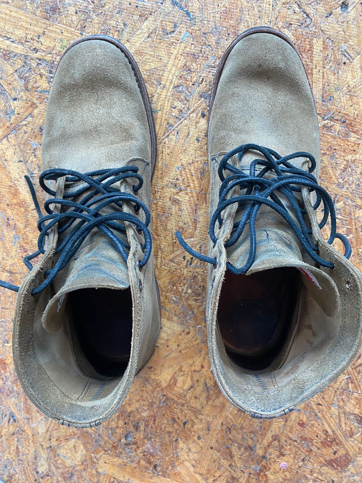 Photo by jacobjanes on February 5, 2026 of the Red Wing Merchant 8062 in S.B. Foot Olive Mohave Roughout.