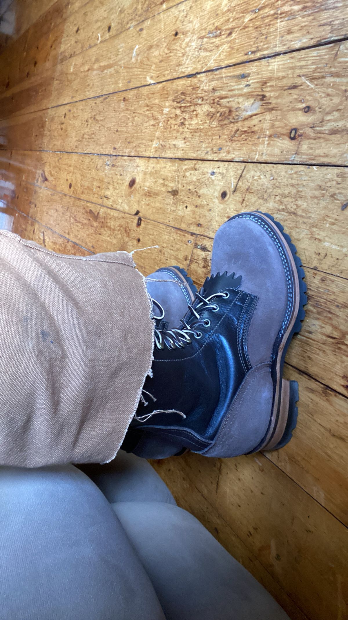 Photo by ColetonFuller on February 5, 2024 of the Drew's Boots 10-inch Logger in Brown Roughout.