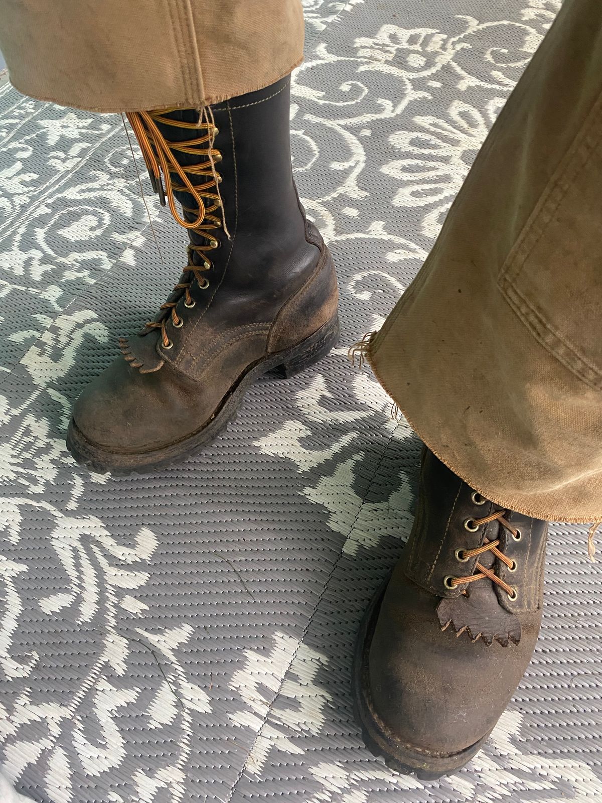 Photo by ColetonFuller on October 5, 2024 of the Drew's Boots 10-inch Logger in Brown Roughout.
