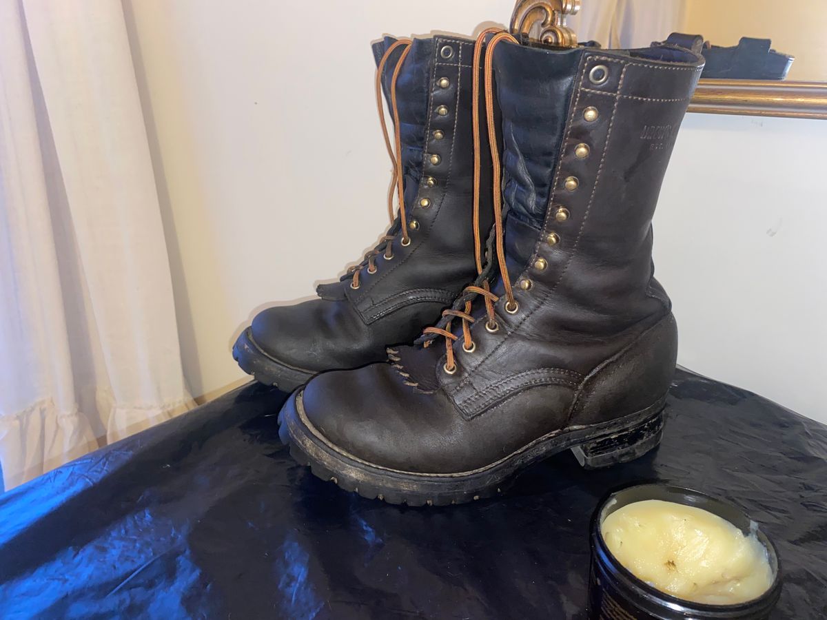 Photo by ColetonFuller on November 16, 2024 of the Drew's Boots 10-inch Logger in Brown Roughout.
