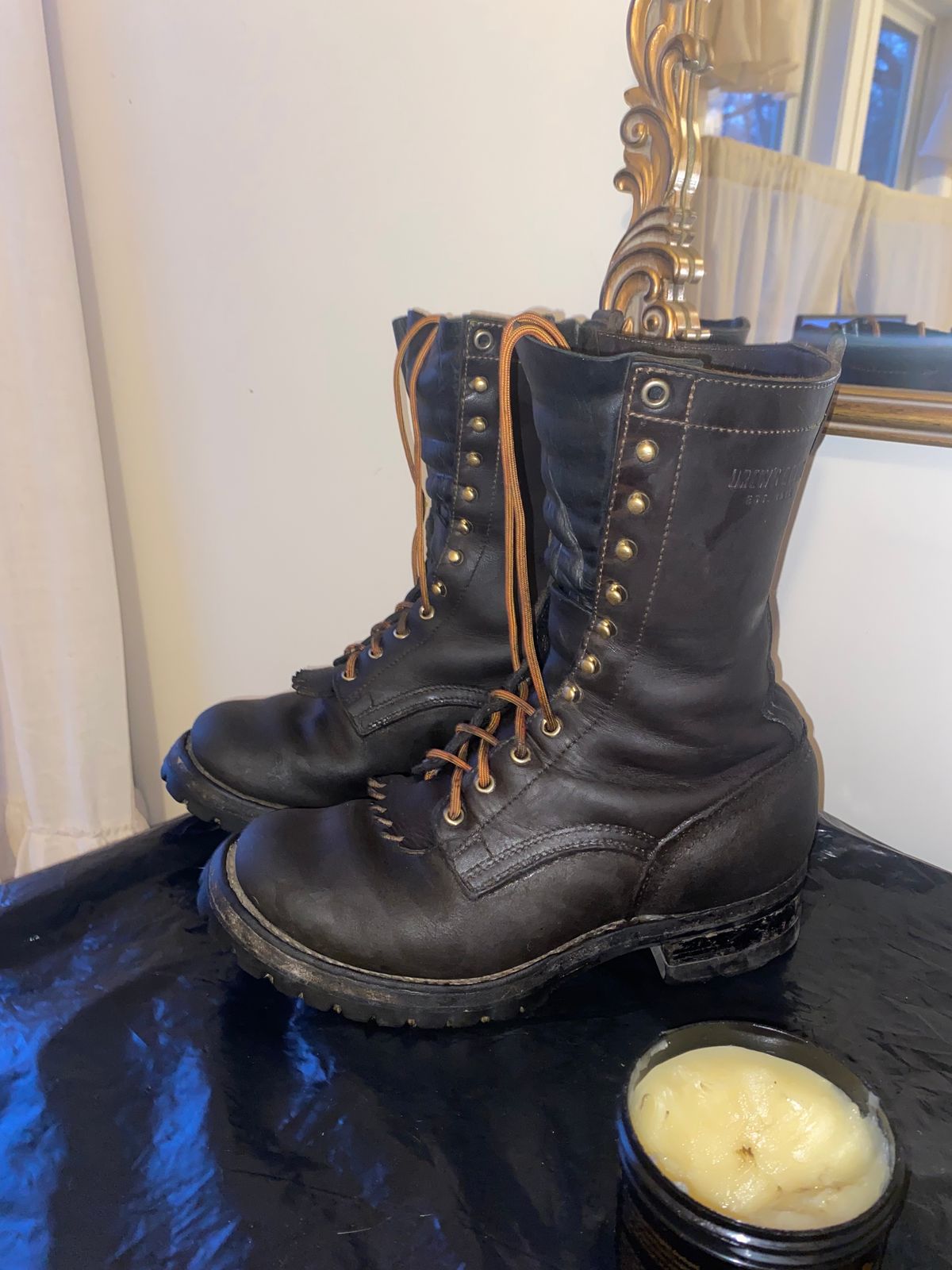 Photo by ColetonFuller on November 16, 2024 of the Drew's Boots 10-inch Logger in Brown Roughout.