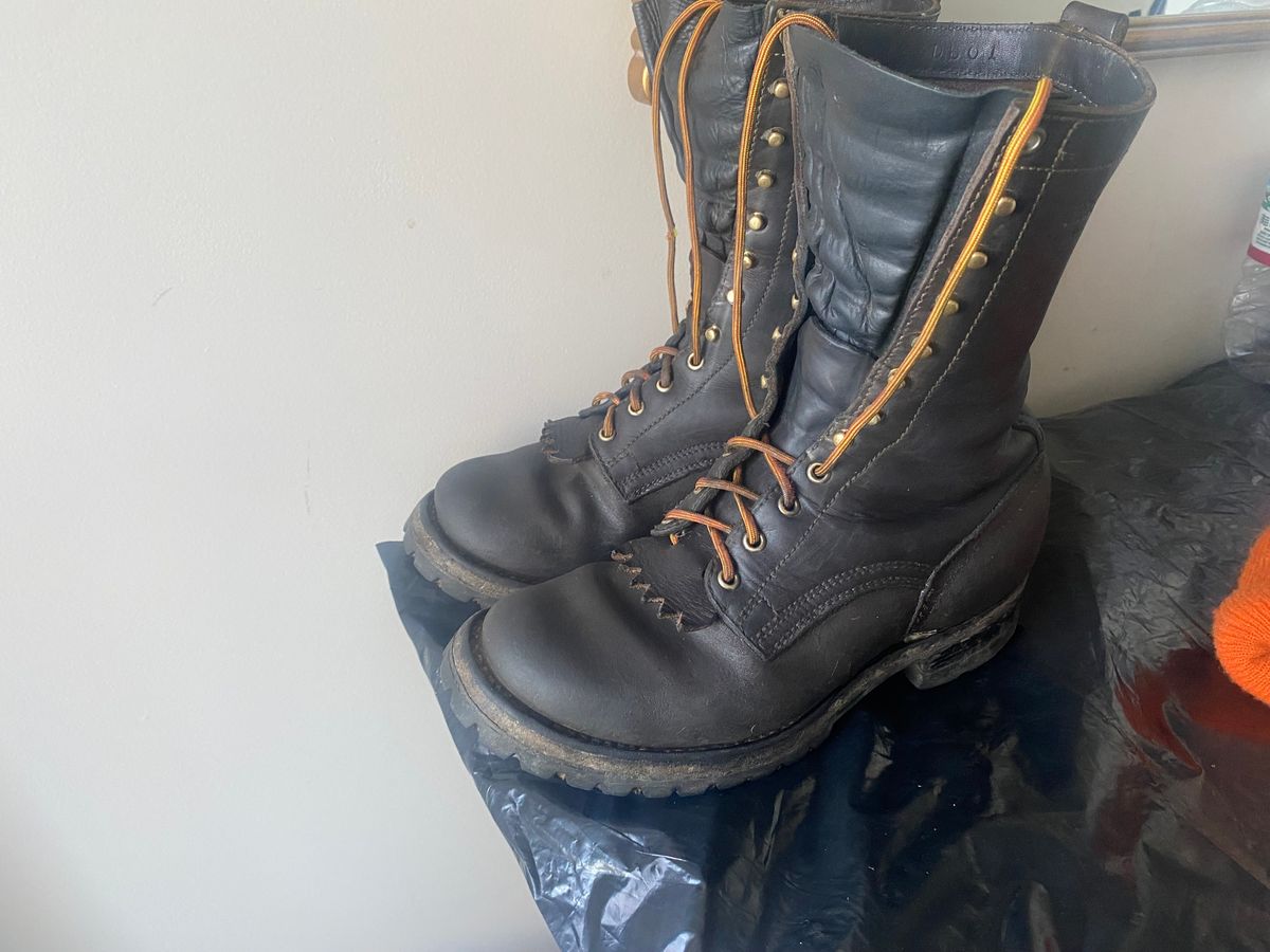 Photo by ColetonFuller on November 17, 2024 of the Drew's Boots 10-inch Logger in Brown Roughout.
