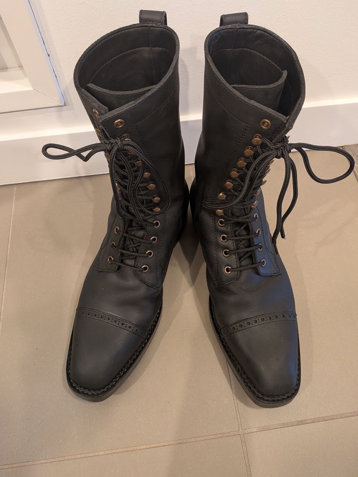 Photo by MonztaBear on February 14, 2026 of the Blkbrd Shoemaker Custom Model in Black Pullup.