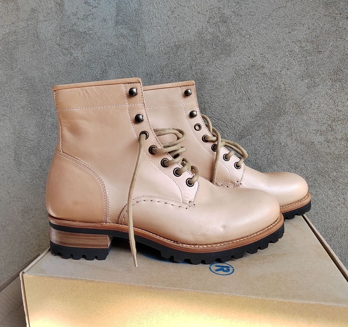 Photo by buttsandshouldersowner on October 3, 2025 of the Butts and Shoulders The Heritage Boots in Natural Leather.