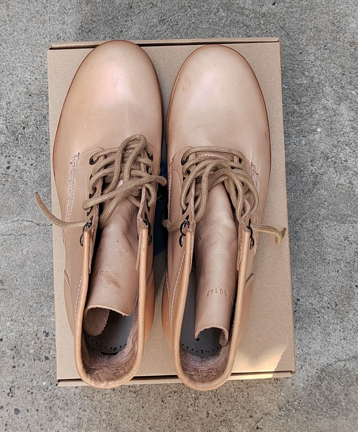 Photo by buttsandshouldersowner on October 3, 2025 of the Butts and Shoulders The Heritage Boots in Natural Leather.