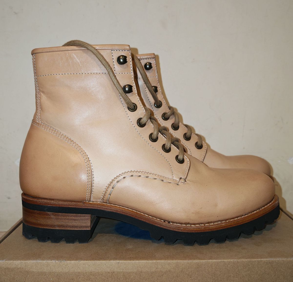 Photo by buttsandshouldersowner on November 5, 2025 of the Butts and Shoulders The Heritage Boots in Natural Leather.