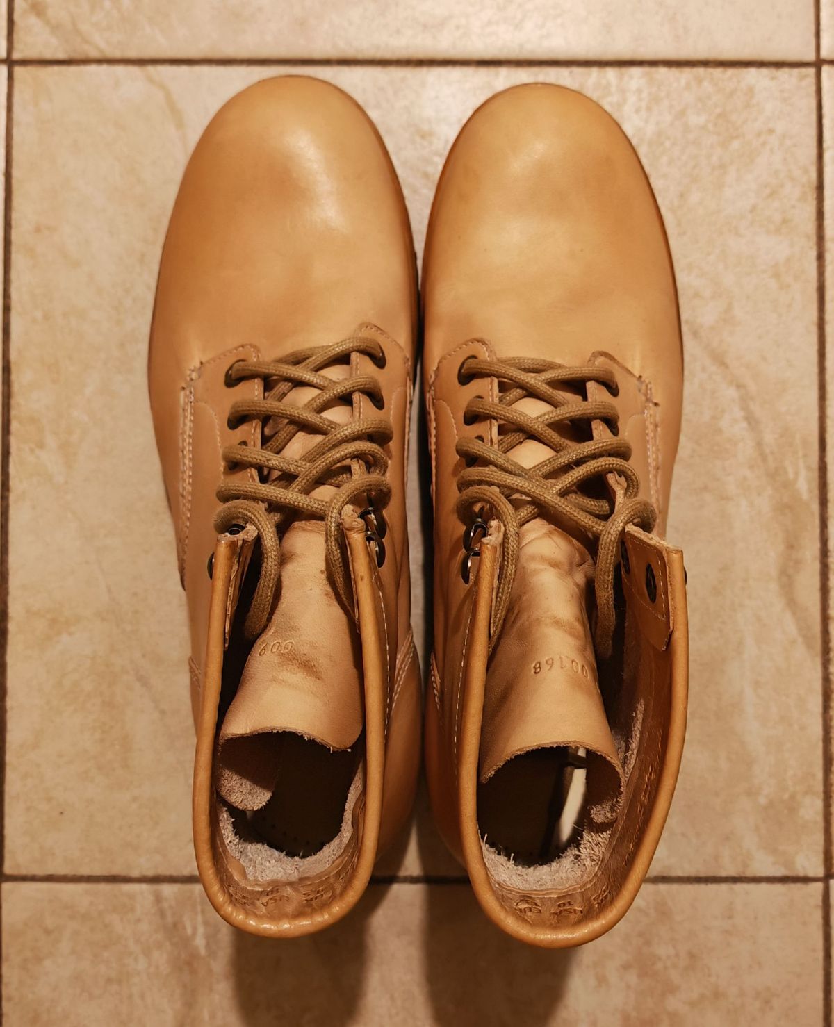 Photo by buttsandshouldersowner on December 6, 2025 of the Butts and Shoulders The Heritage Boots in Natural Leather.