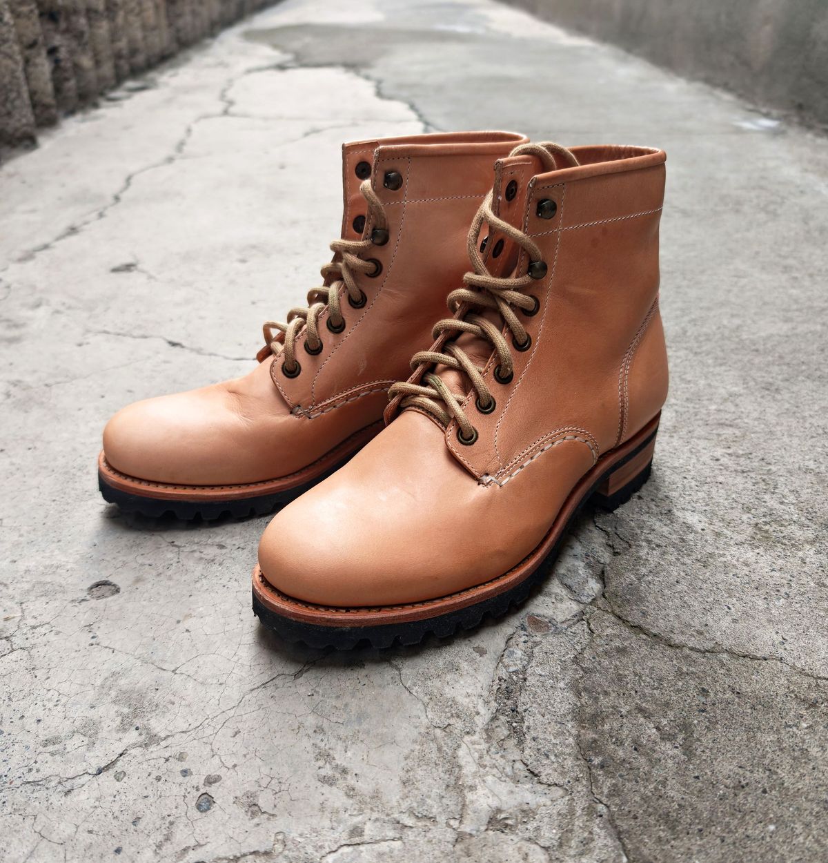 Photo by buttsandshouldersowner on February 5, 2026 of the Butts and Shoulders The Heritage Boots in Natural Leather.