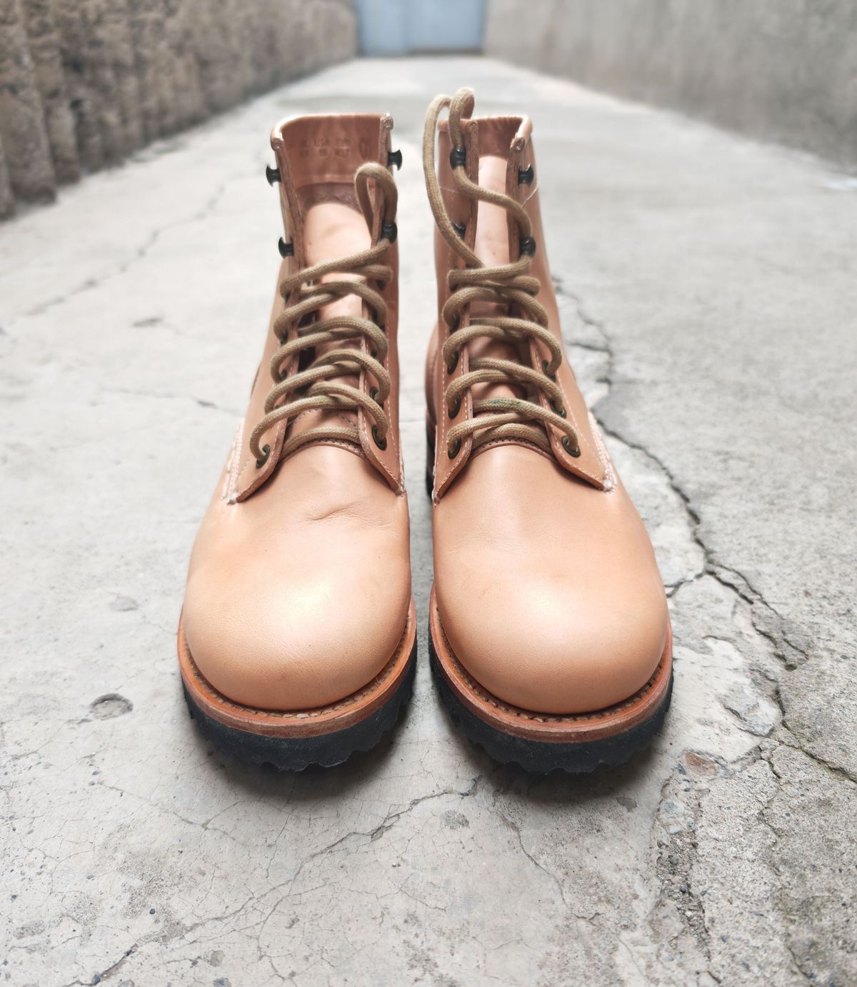 Photo by buttsandshouldersowner on February 5, 2026 of the Butts and Shoulders The Heritage Boots in Natural Leather.