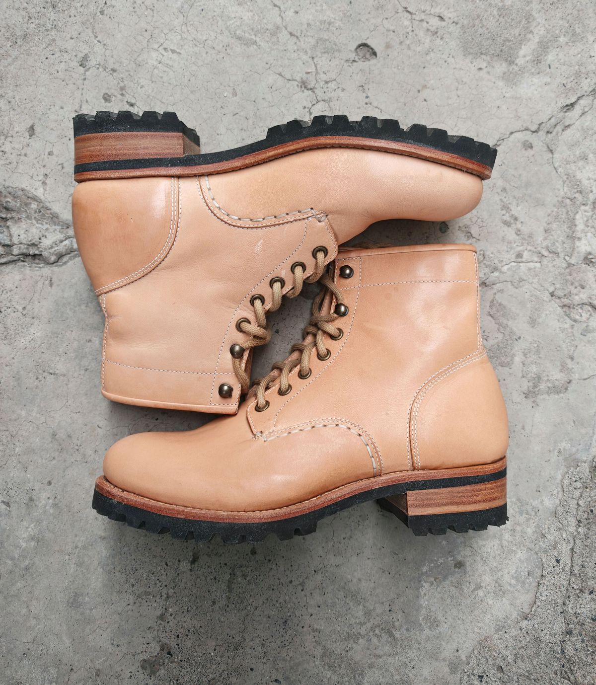 Photo by buttsandshouldersowner on February 5, 2026 of the Butts and Shoulders The Heritage Boots in Natural Leather.