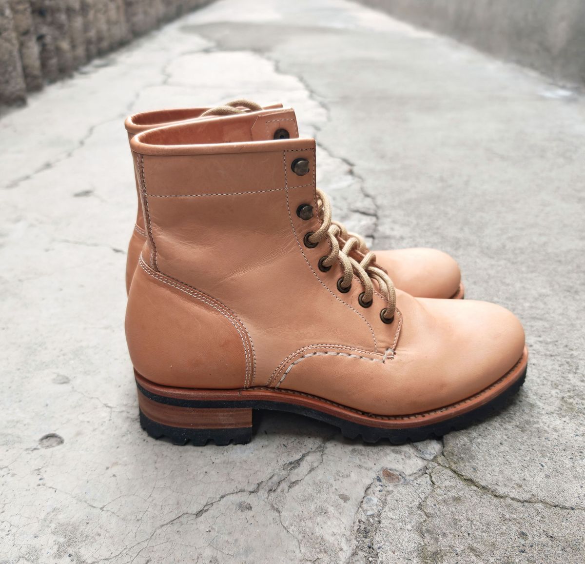 Photo by buttsandshouldersowner on February 5, 2026 of the Butts and Shoulders The Heritage Boots in Natural Leather.