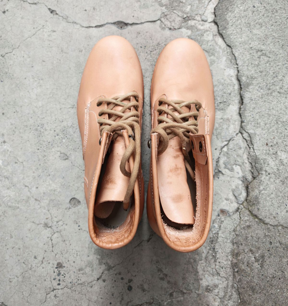 Photo by buttsandshouldersowner on February 5, 2026 of the Butts and Shoulders The Heritage Boots in Natural Leather.