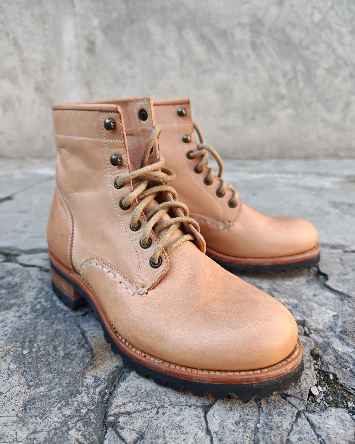 Photo by buttsandshouldersowner on March 5, 2026 of the Butts and Shoulders The Heritage Boots in Natural Leather.