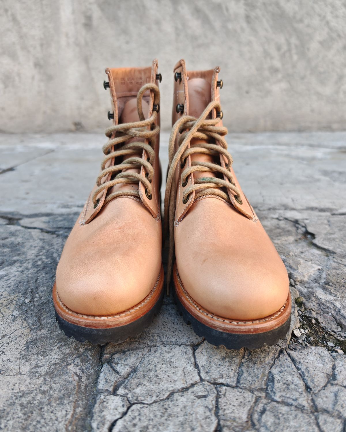 Photo by buttsandshouldersowner on March 5, 2026 of the Butts and Shoulders The Heritage Boots in Natural Leather.