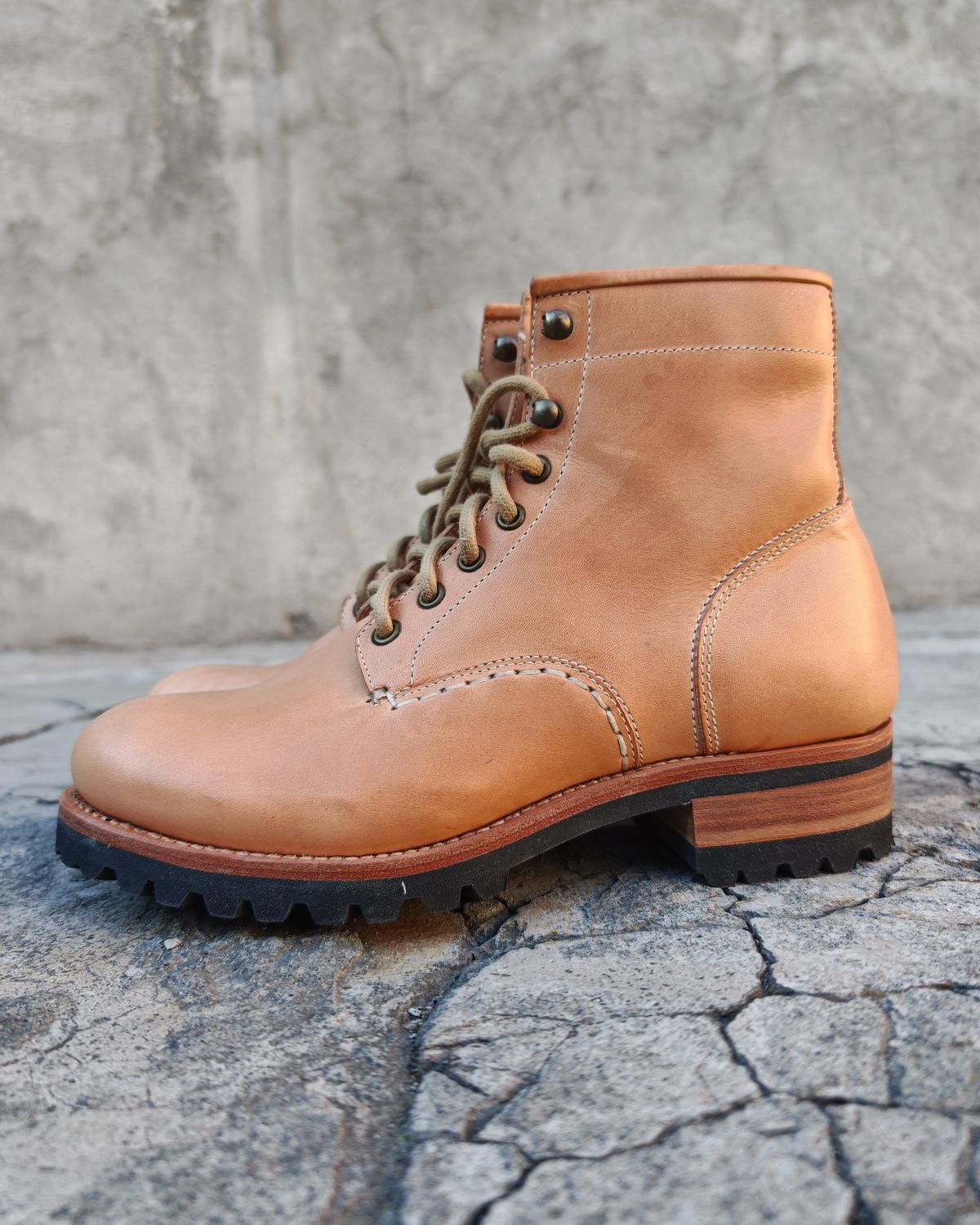 Photo by buttsandshouldersowner on March 5, 2026 of the Butts and Shoulders The Heritage Boots in Natural Leather.