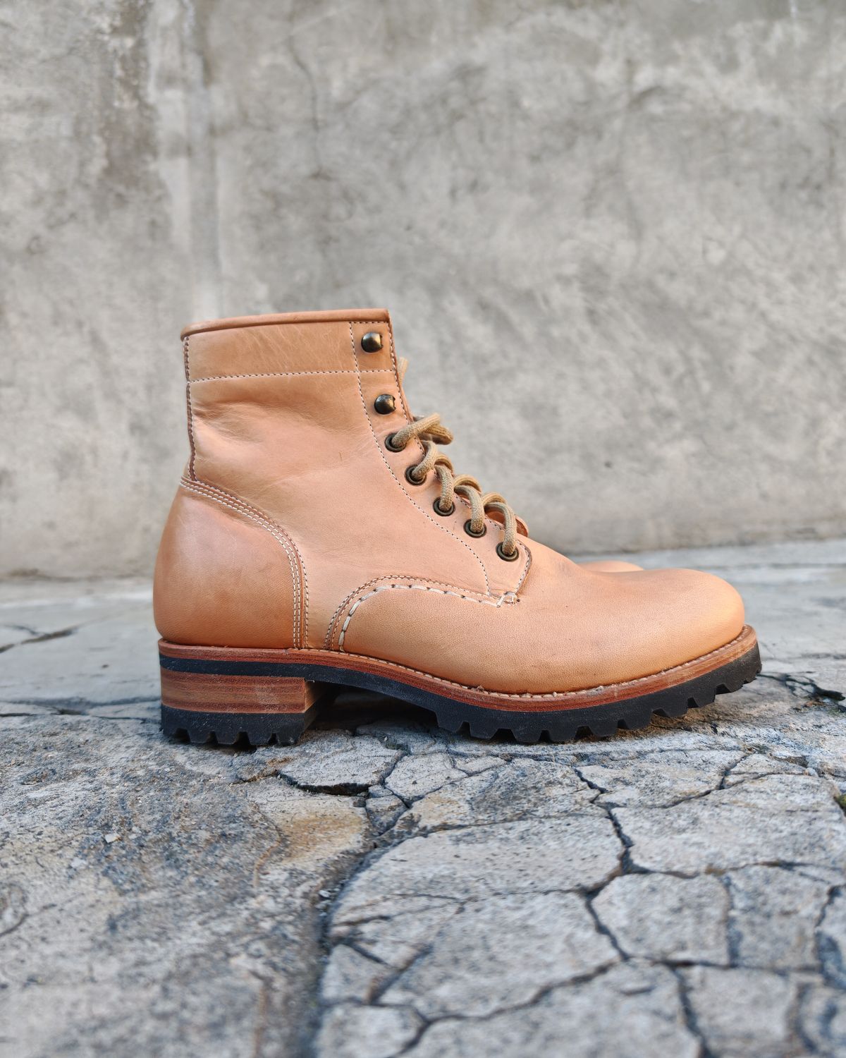 Photo by buttsandshouldersowner on March 5, 2026 of the Butts and Shoulders The Heritage Boots in Natural Leather.