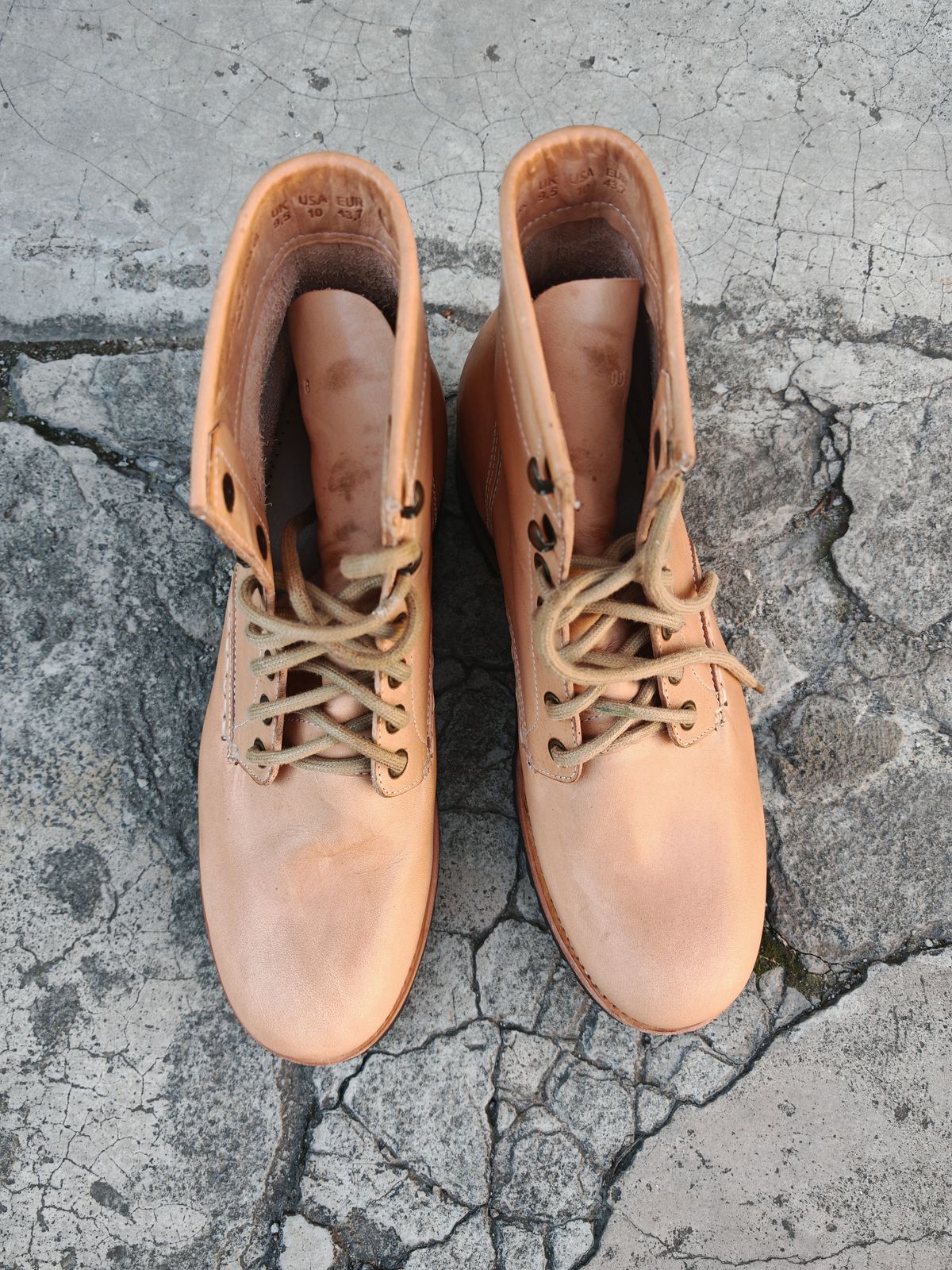 Photo by buttsandshouldersowner on March 5, 2026 of the Butts and Shoulders The Heritage Boots in Natural Leather.