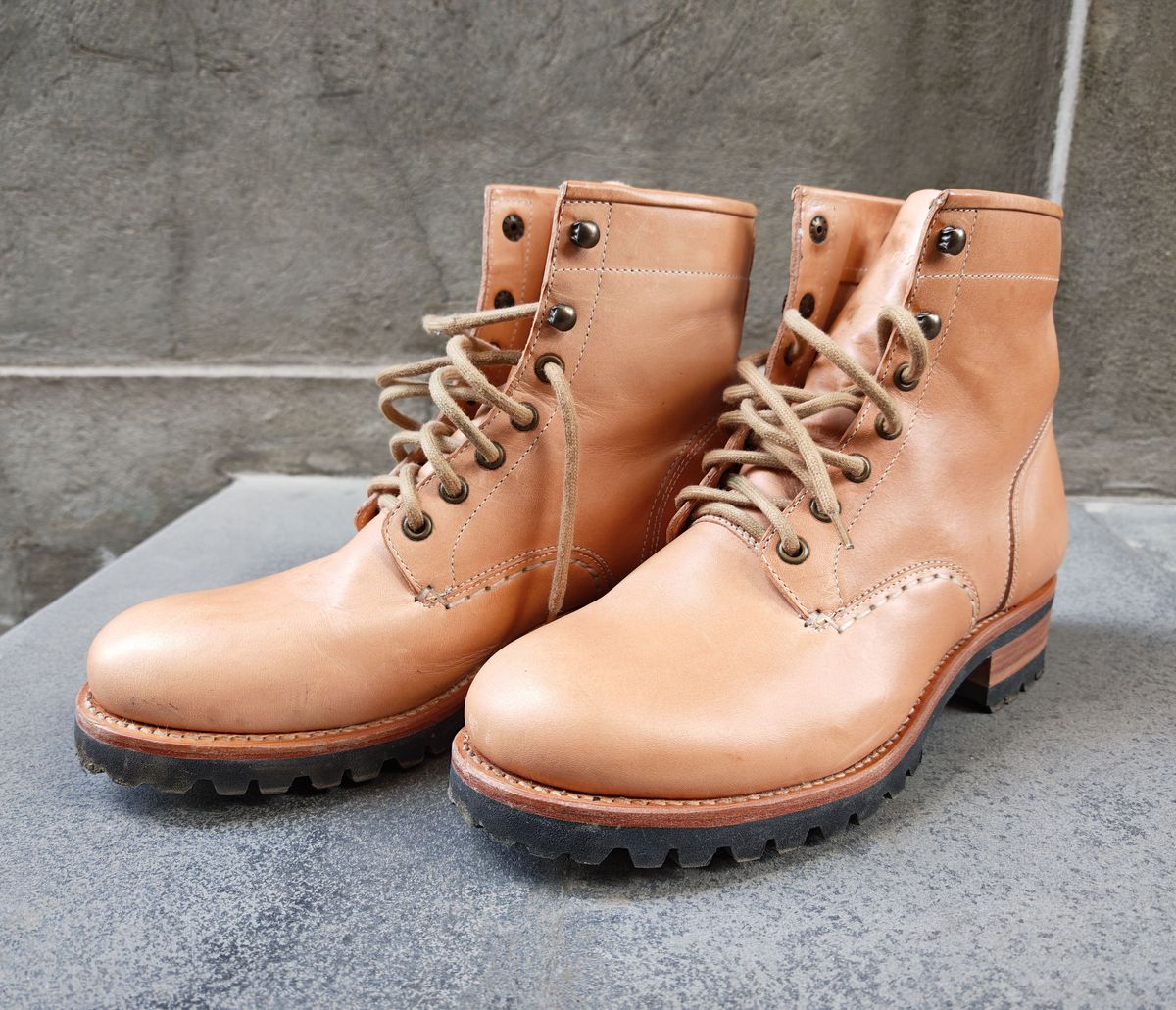 Photo by buttsandshouldersowner on April 5, 2026 of the Butts and Shoulders The Heritage Boots in Natural Leather.