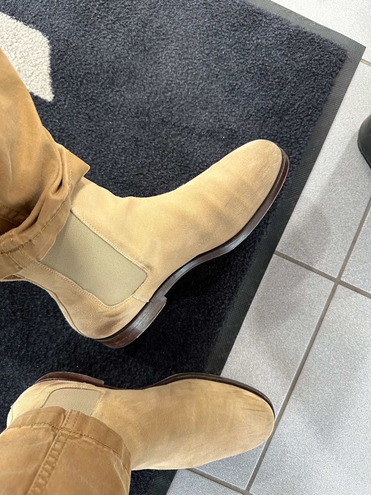 Photo by lacesonthelot on June 3, 2025 of the Koio Trento in Cardamom Suede.