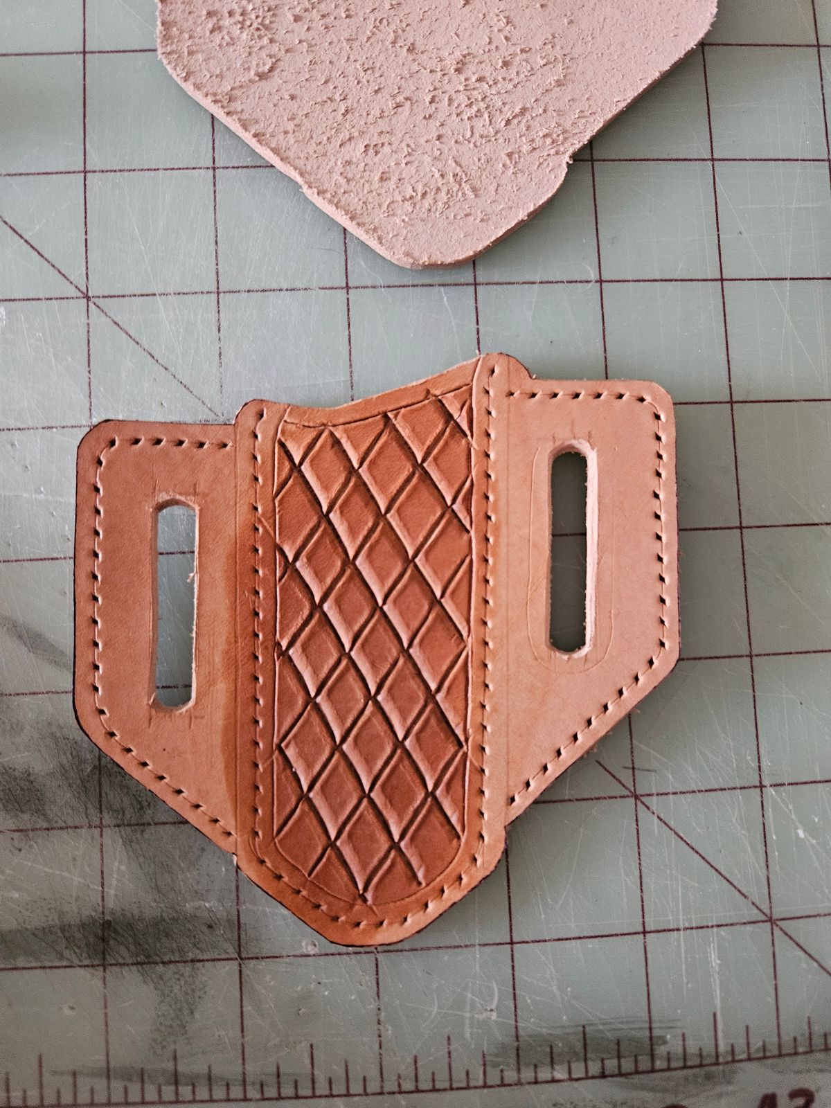 Photo by Jakesleather1505 on April 12, 2025 of the Self Made Buck 112 Belt Sheath in 5oz Veg Tan.