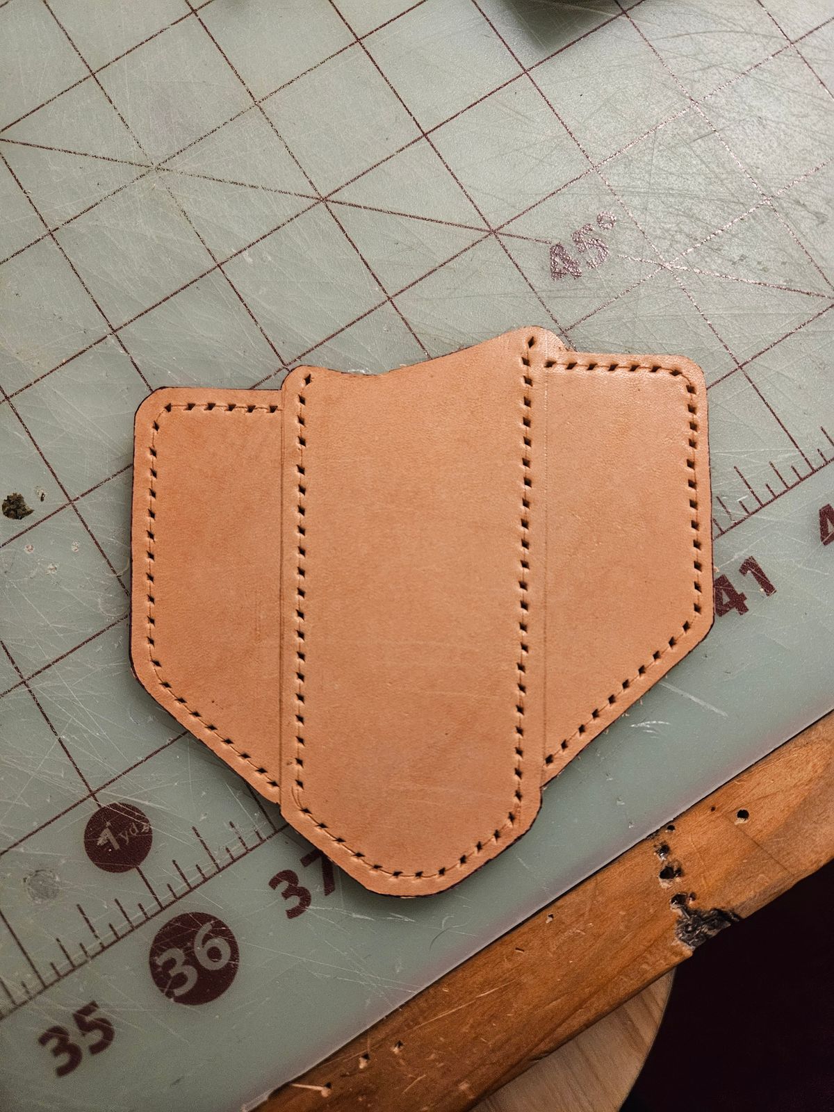 Photo by Jakesleather1505 on March 21, 2025 of the Self Made Buck 112 Belt Sheath in 5oz Veg Tan.