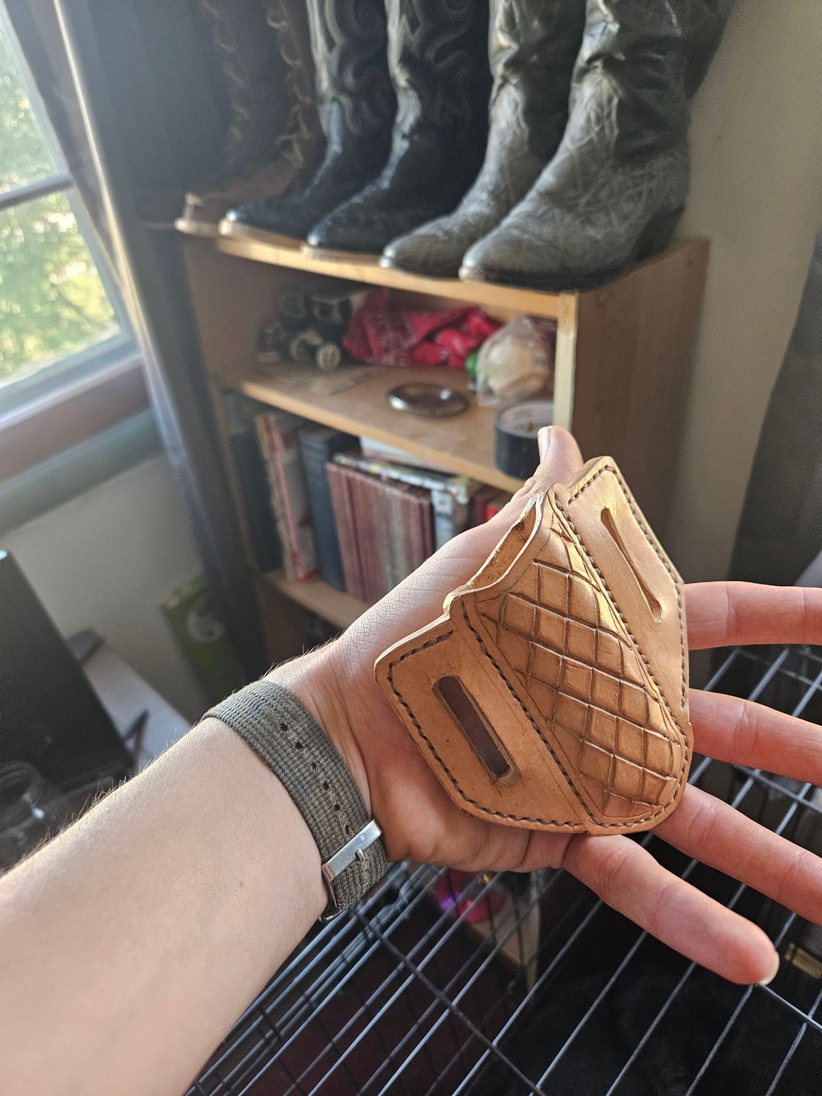 Photo by Jakesleather1505 on April 15, 2025 of the Self Made Buck 112 Belt Sheath in 5oz Veg Tan.