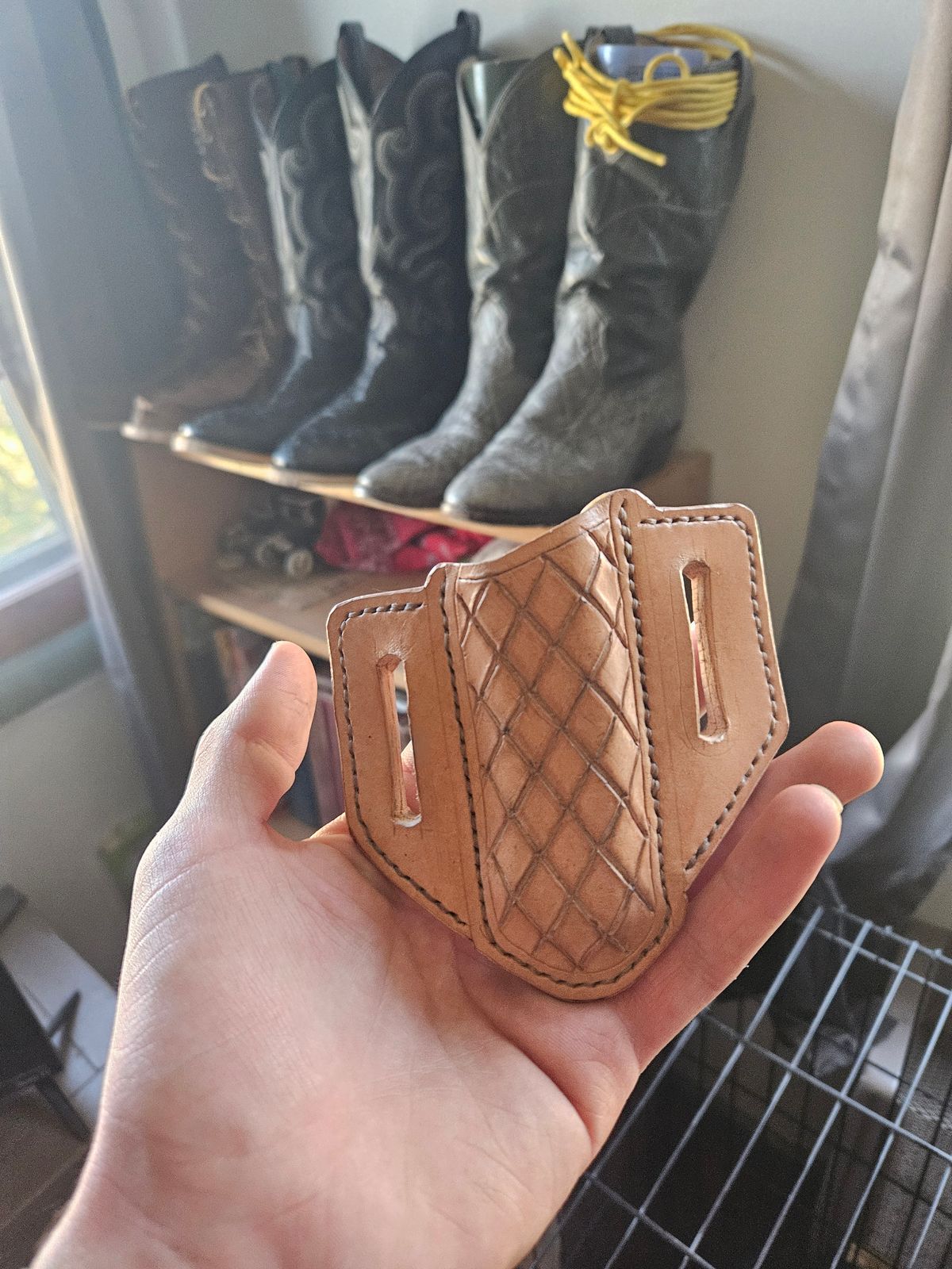 Photo by Jakesleather1505 on April 15, 2025 of the Self Made Buck 112 Belt Sheath in 5oz Veg Tan.
