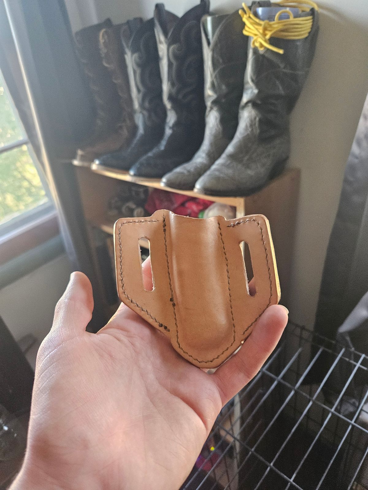 Photo by Jakesleather1505 on April 15, 2025 of the Self Made Buck 112 Belt Sheath in 5oz Veg Tan.