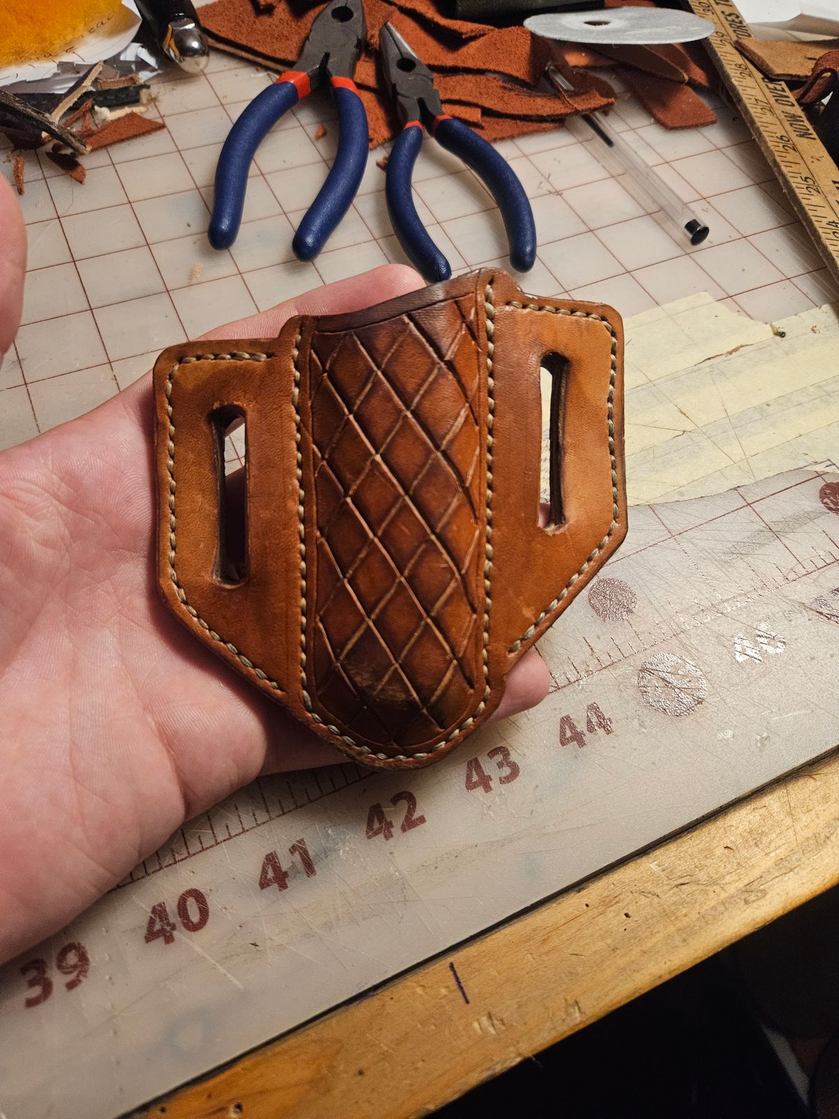Photo by Jakesleather1505 on July 29, 2025 of the Self Made Buck 112 Belt Sheath in 5oz Veg Tan.