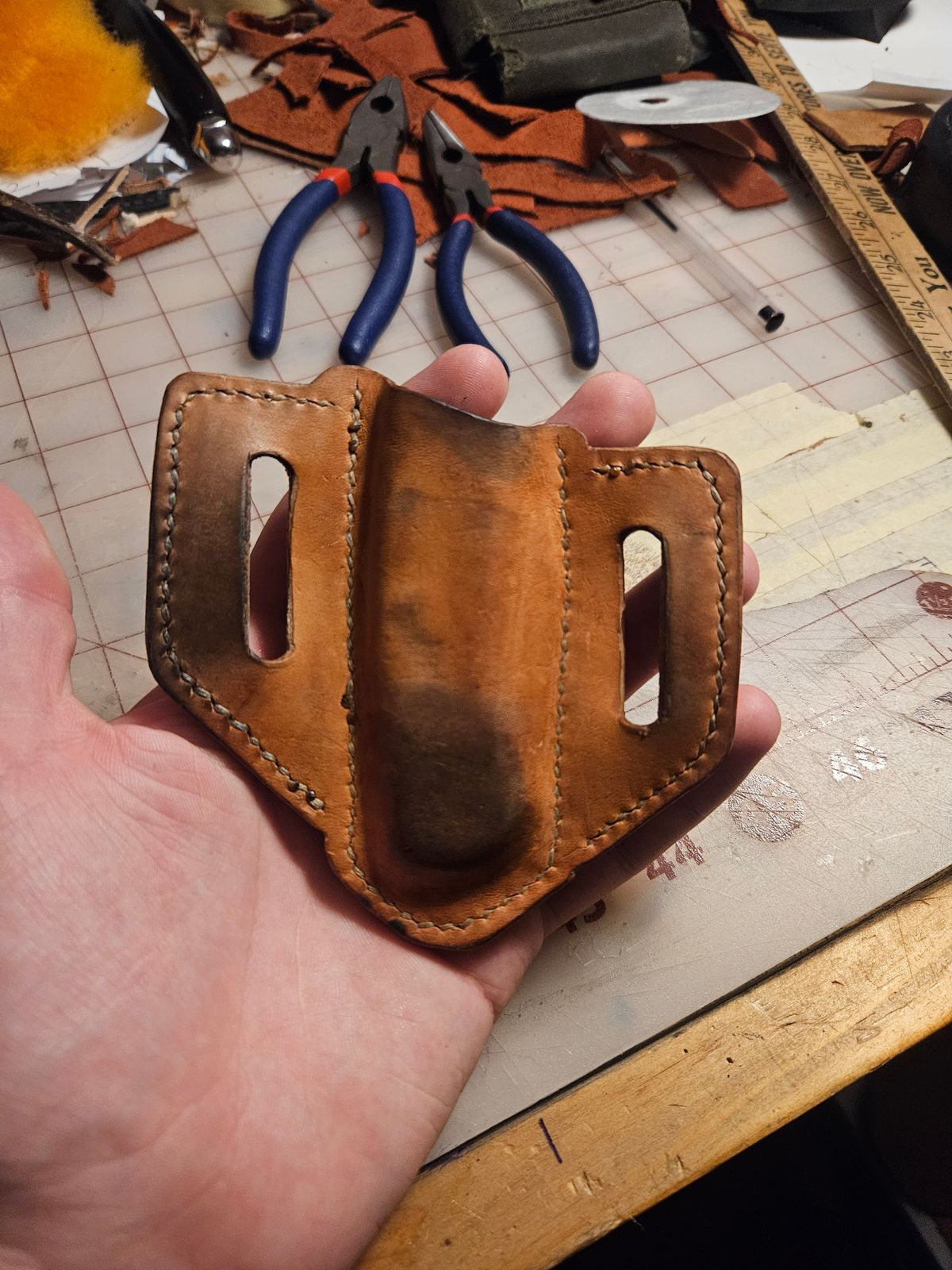 Photo by Jakesleather1505 on July 29, 2025 of the Self Made Buck 112 Belt Sheath in 5oz Veg Tan.